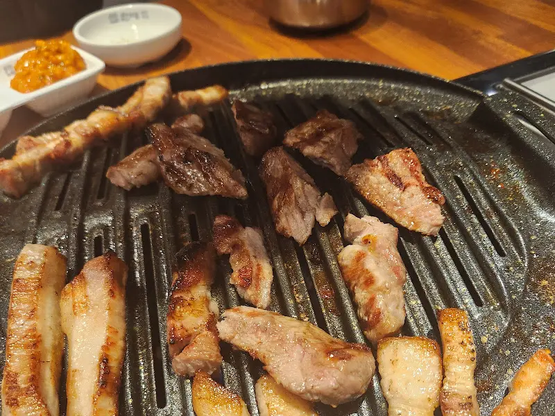 노릇노릇 익어가는 삼겹살