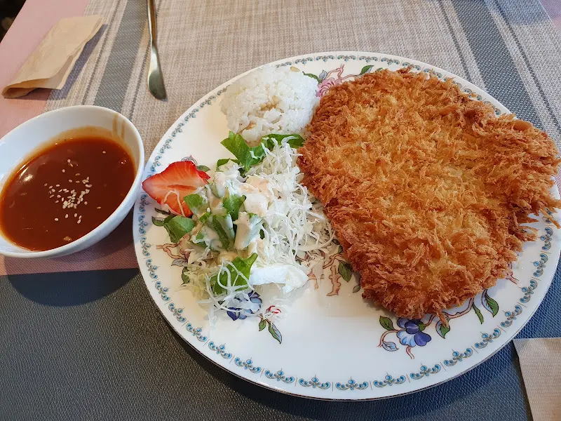 겉은 바삭하고 속은 촉촉한 돈까스