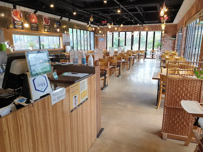 넓고 쾌적한 둥근상시골집 내부