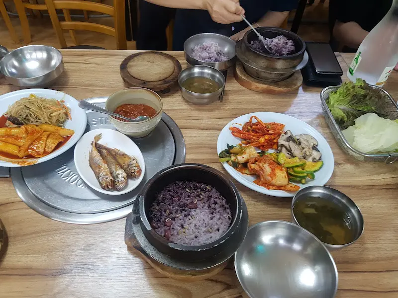 돌솥밥과 함께 차려진 쌈밥 정식