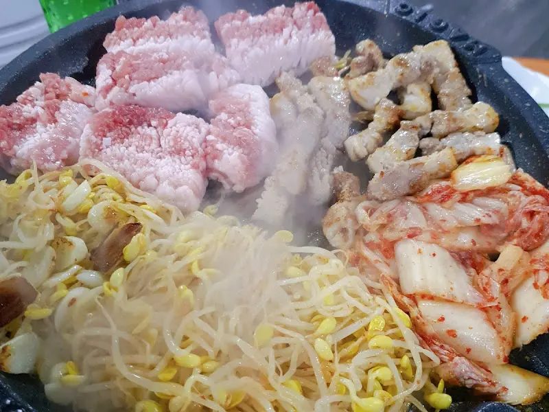 김치, 콩나물과 함께 구워지는 삼겹살