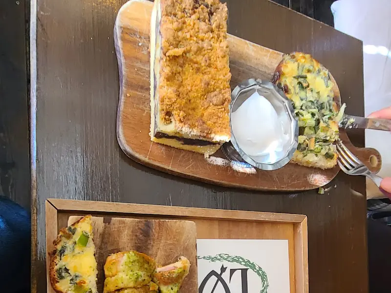 맛있어 보이는 빵과 음료 사진