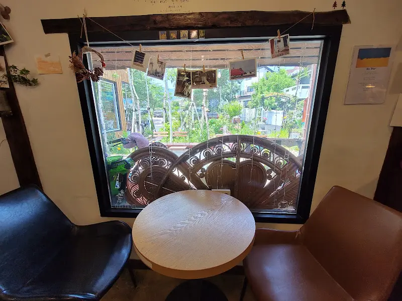 창밖 풍경이 보이는 아늑한 테이블