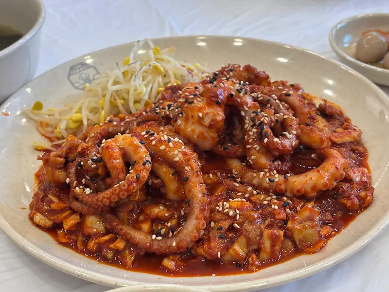 윤기가 흐르는 낙지볶음