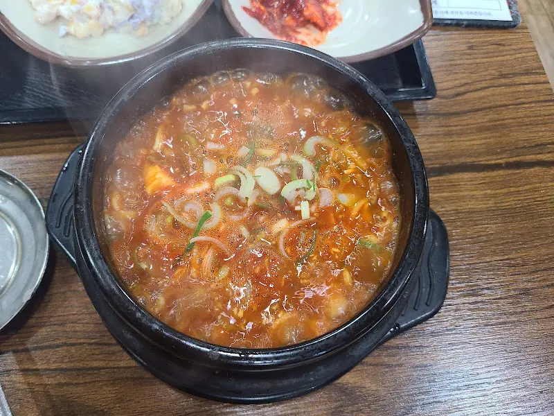 보글보글 끓는 순두부 찌개