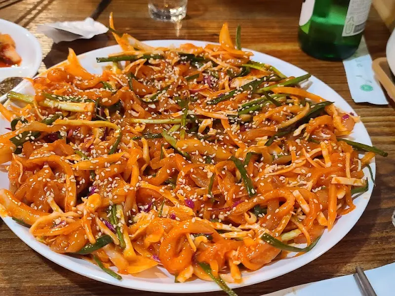 매콤한 양념에 버무려진 안주의 모습