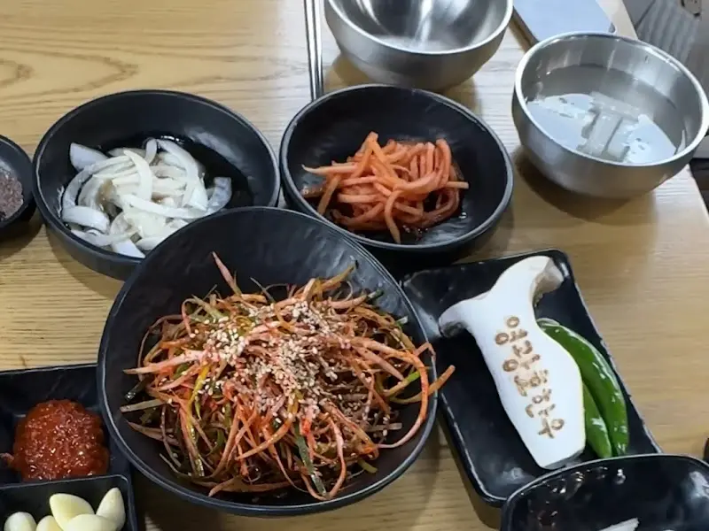깔끔하게 차려진 밑반찬