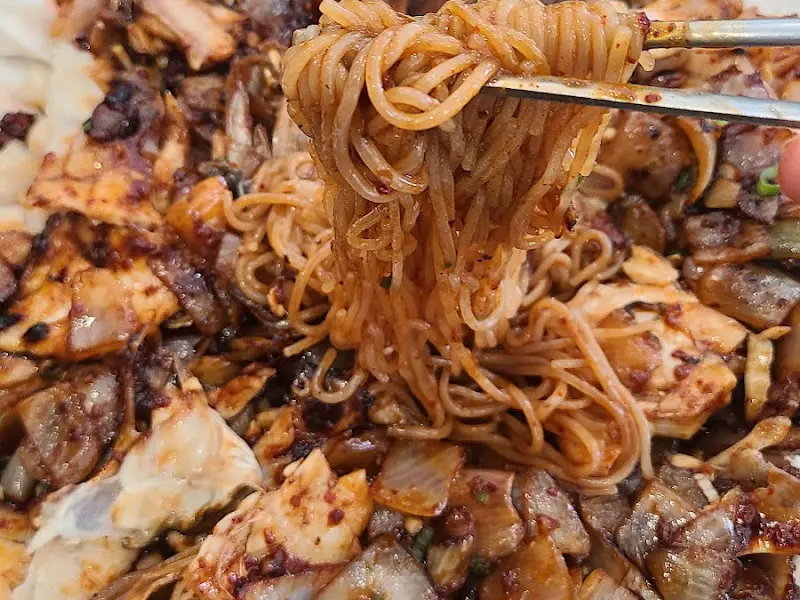 매콤한 양념에 볶아진 감자면