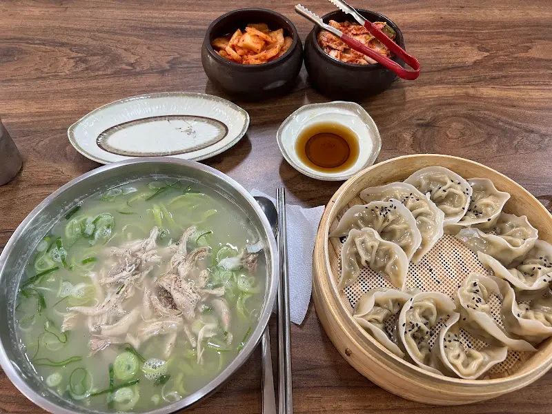 닭칼국수, 갈비만두, 김치