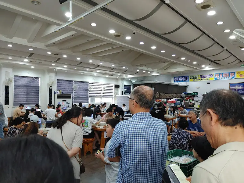 붐비는 식당 내부