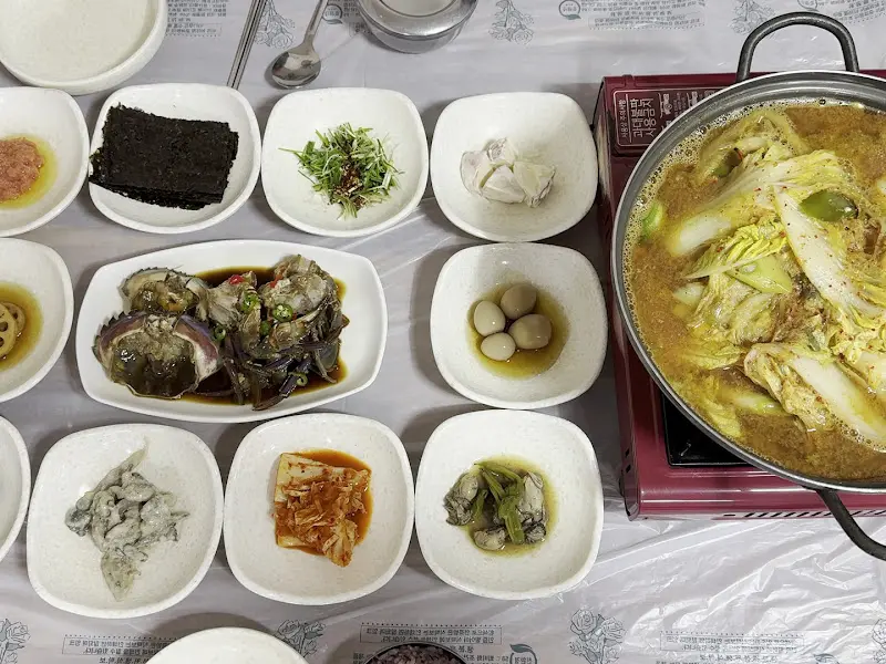 상다리가 휘어지게 차려진 게국지 한 상 차림