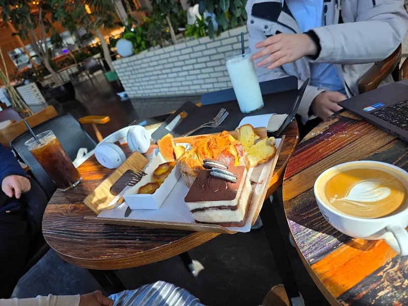 다양한 빵과 음료