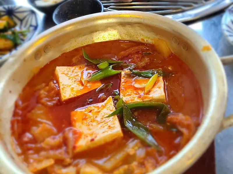 큼지막한 두부와 돼지고기가 듬뿍 들어간 김치찌개