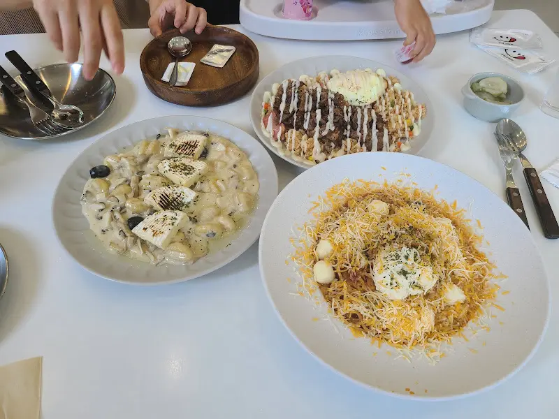 테이블 위에 놓인 뇨끼, 파스타, 돈까스