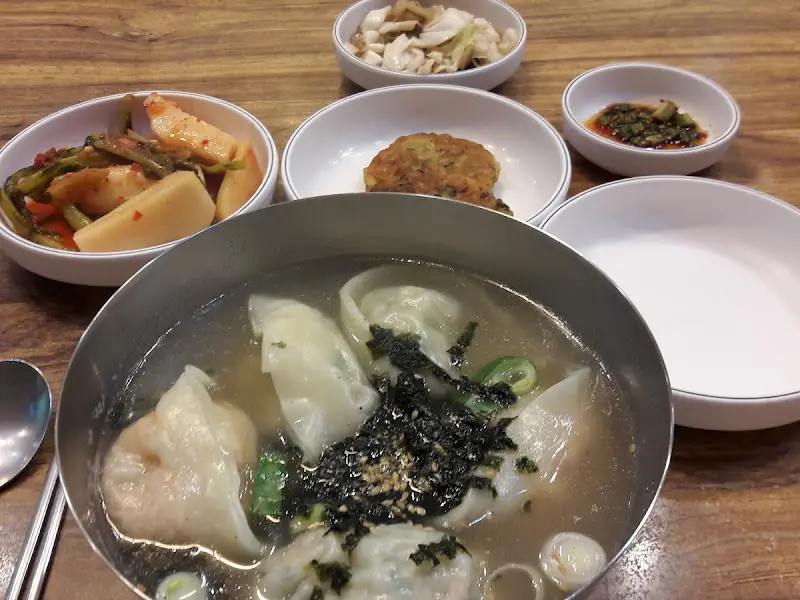 만두국과 정갈한 반찬들