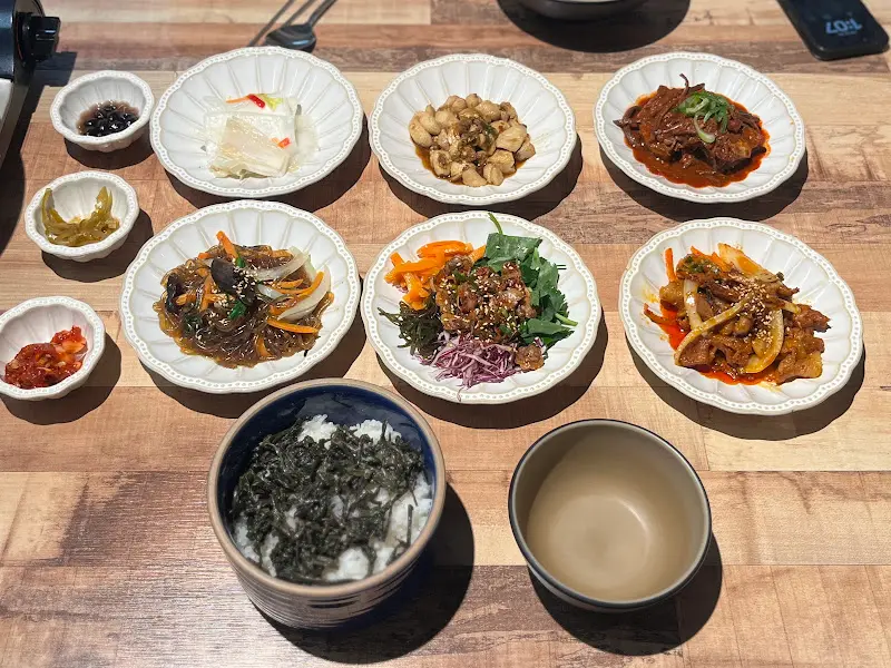 다채로운 반찬들이 놓인 테이블 전경