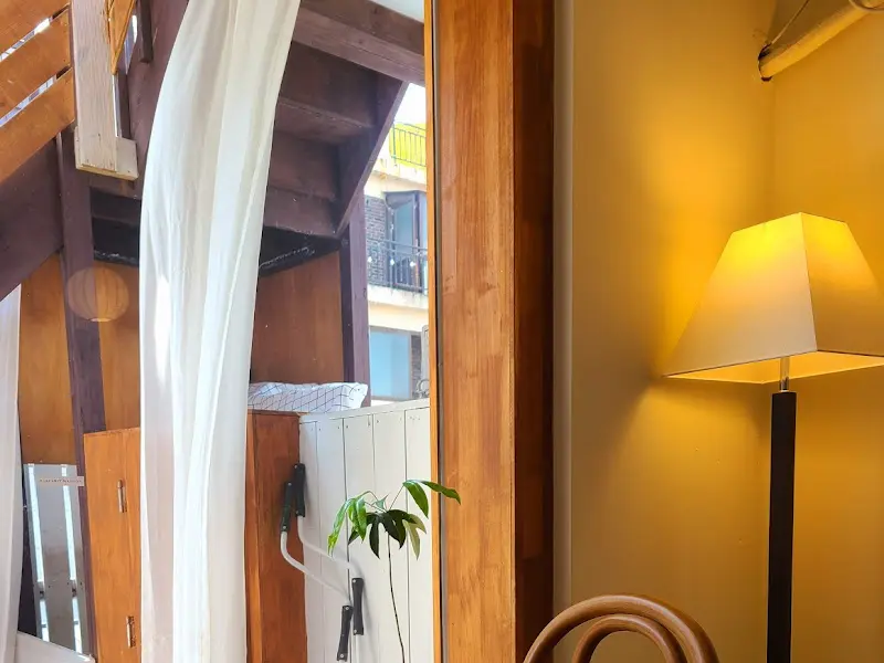 흰색 커튼과 나무 프레임으로 꾸며진 창가