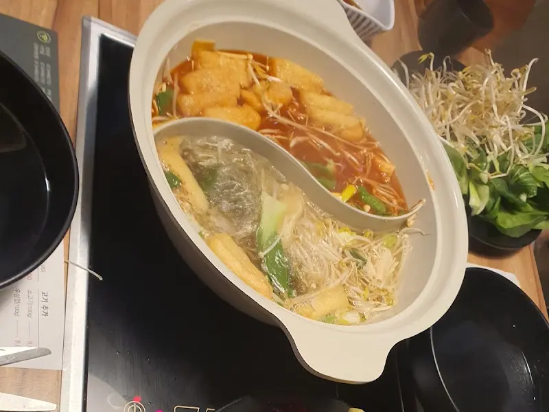 뽀얀 닭 육수에 야채와 버섯을 듬뿍 넣은 모습