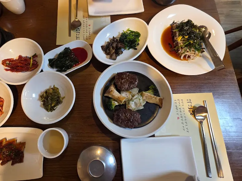 한 상 가득 차려진 약선정식