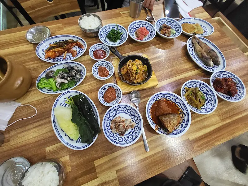 푸짐하게 차려진 쌈밥 한 상 차림