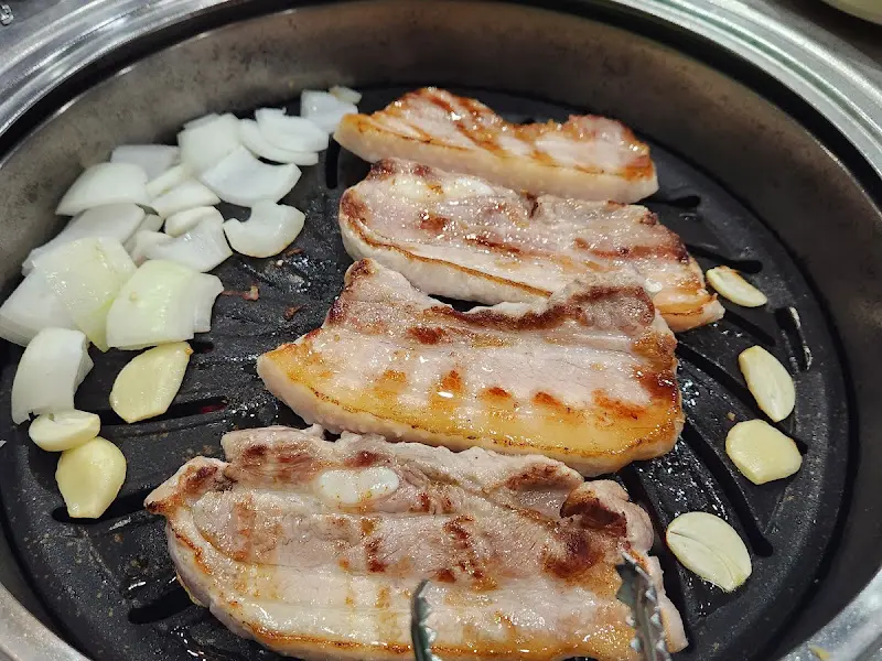 불판 위에 구워지는 돼지고기