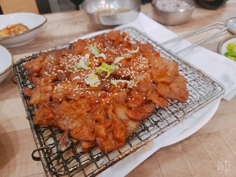 석쇠에 담긴 돼지불고기