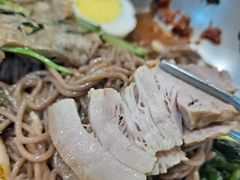 막국수와 수육을 함께 먹는 모습