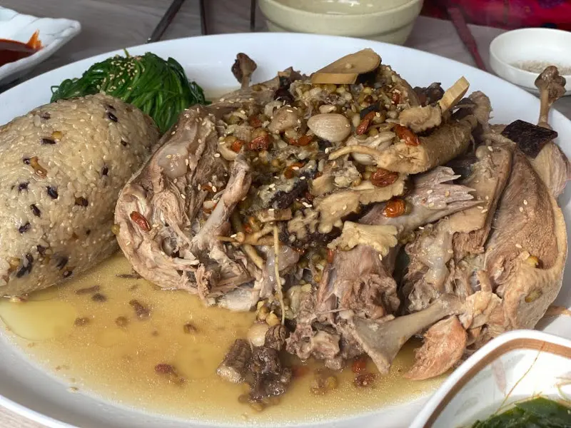 푸짐하게 담긴 옻오리백숙의 모습