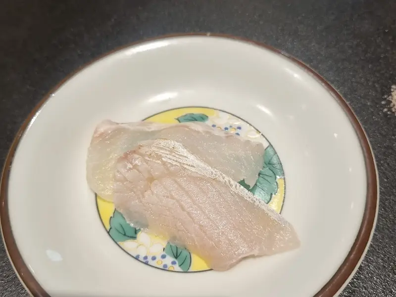 싱싱한 재료로 만든 스시 한 점