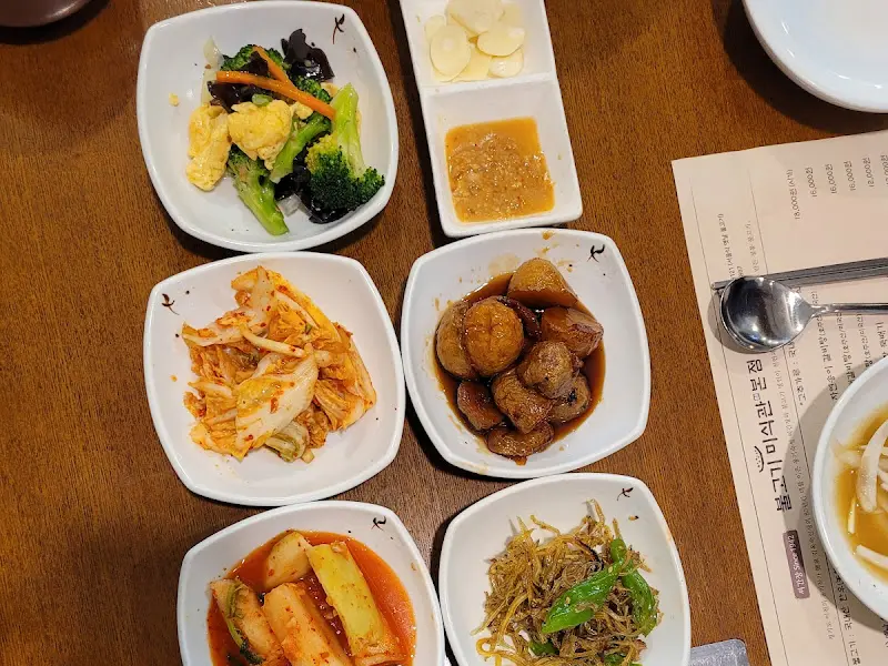 다양한 밑반찬들이 정갈하게 담겨 있는 모습