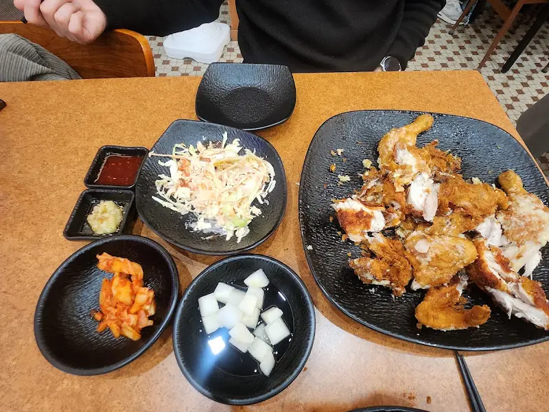 마늘통닭과 곁들임 찬들의 조화