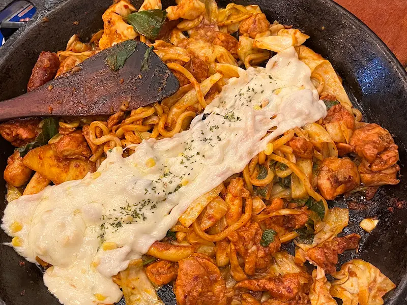 치즈가 녹아 닭갈비를 감싸는 모습