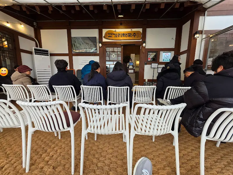 고기리막국수 외부 웨이팅 공간