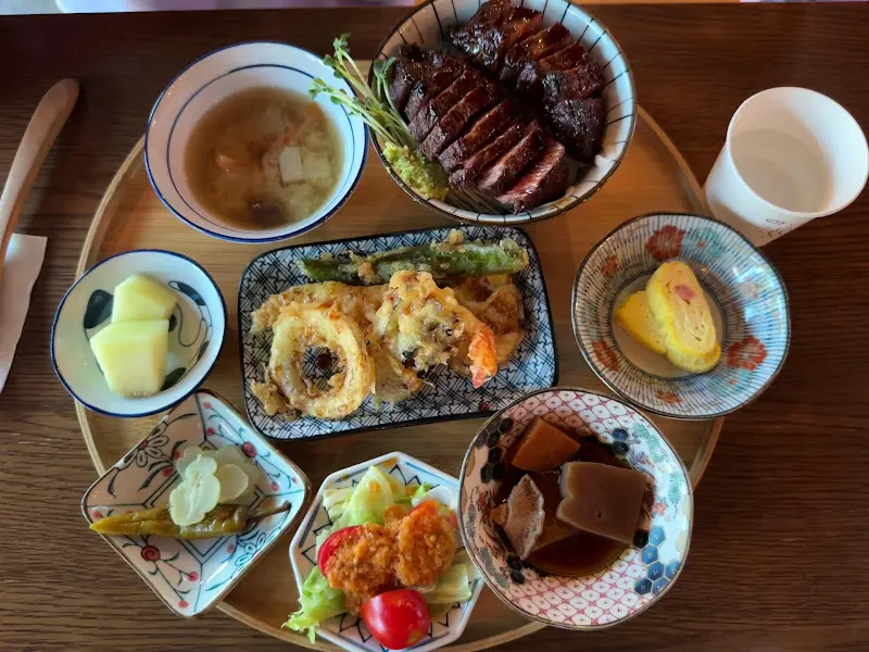 해바라기 식당에서 주문한 음식 전체 샷