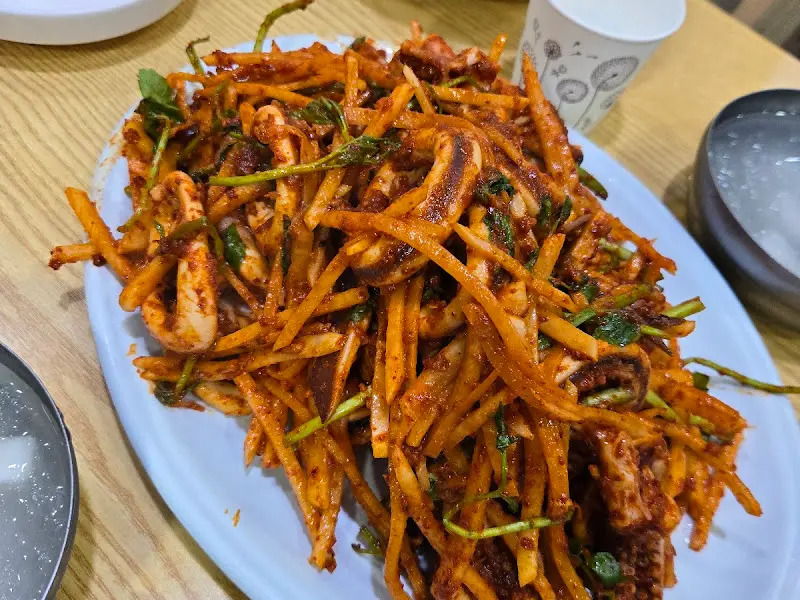 접시 가득 담긴 오징어 초무침