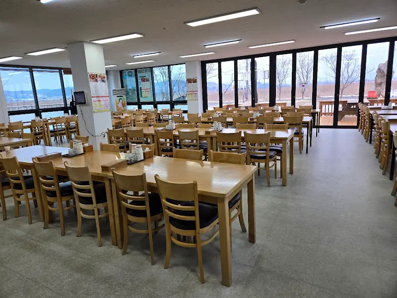 넓은 홀과 테이블