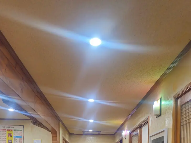 식당 내부 천장