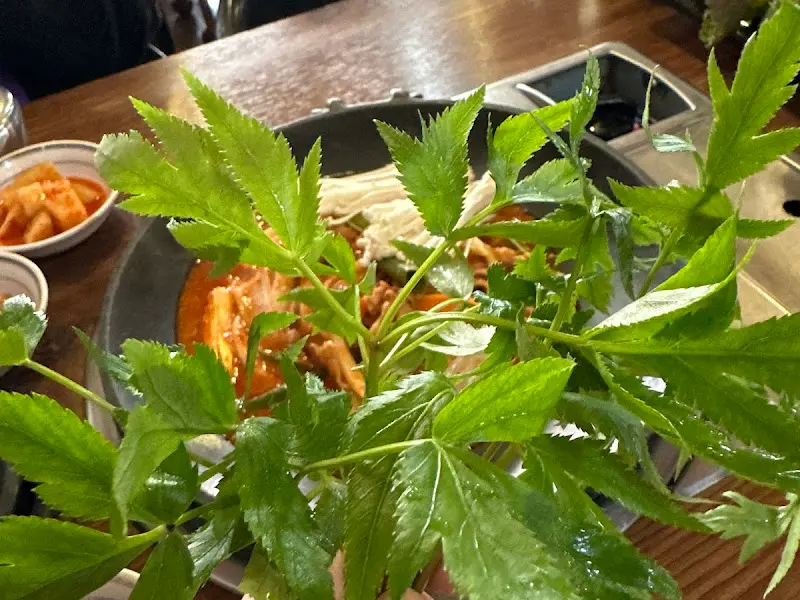 싱싱한 쌈 채소와 우렁쌈장의 조화