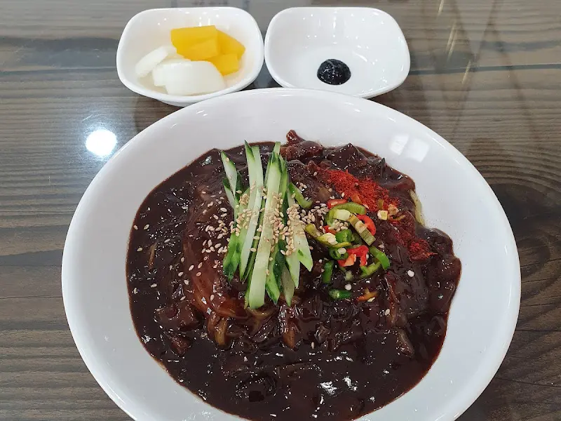 기본 반찬인 단무지와 양파, 춘장