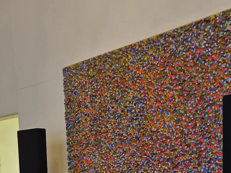 카페 내부 벽면에 걸린 화려한 색감의 예술 작품