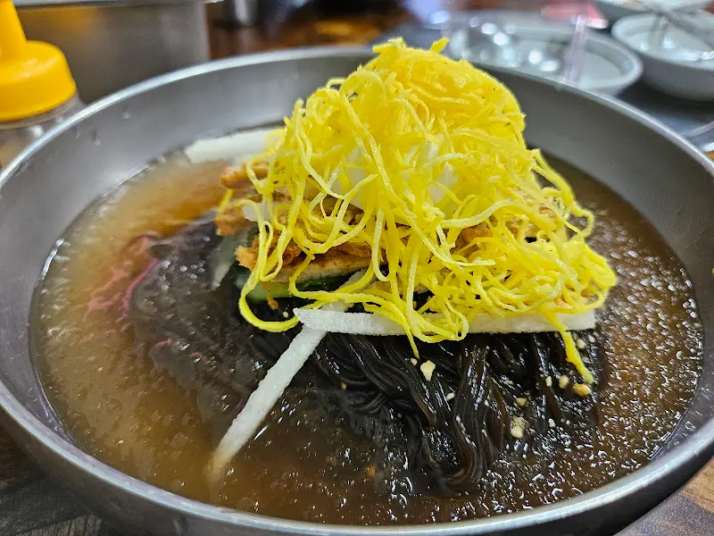 육전과 배, 오이 고명이 듬뿍 올라간 물냉면