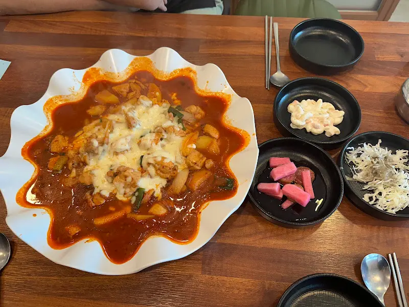 닭요리가 놓인 테이블 전경