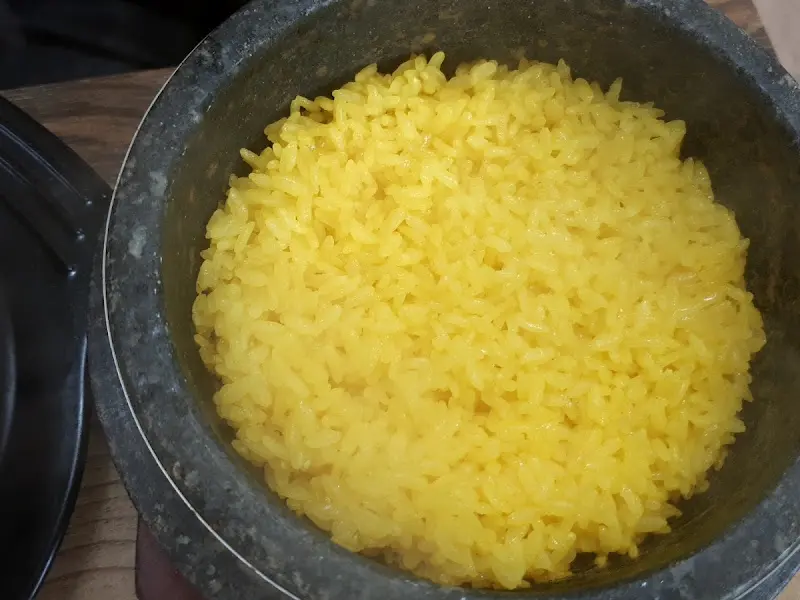 윤기가 흐르는 돌솥밥