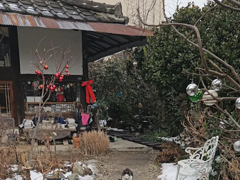 카페 외부 정원의 모습