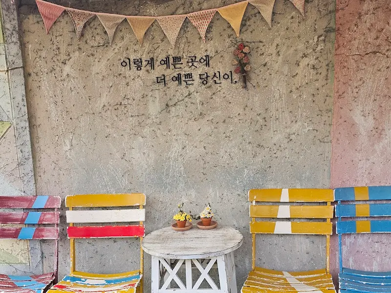 아기자기한 소품들로 꾸며진 꽃밥 내부