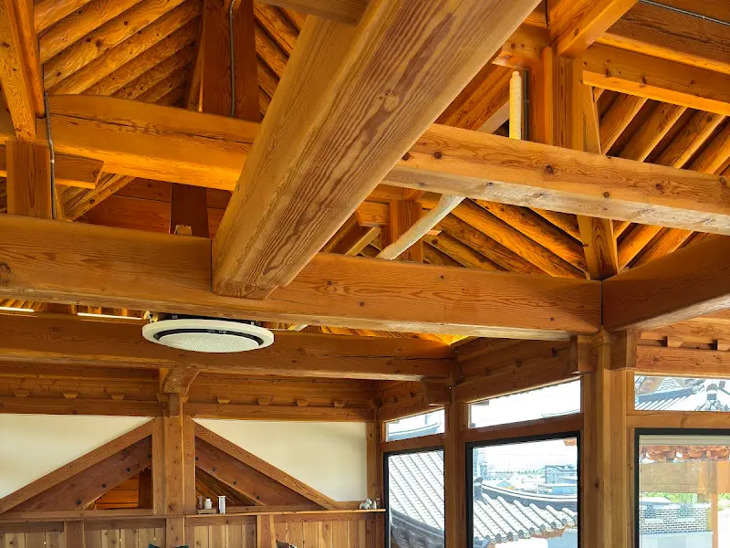 카페 내부 천장