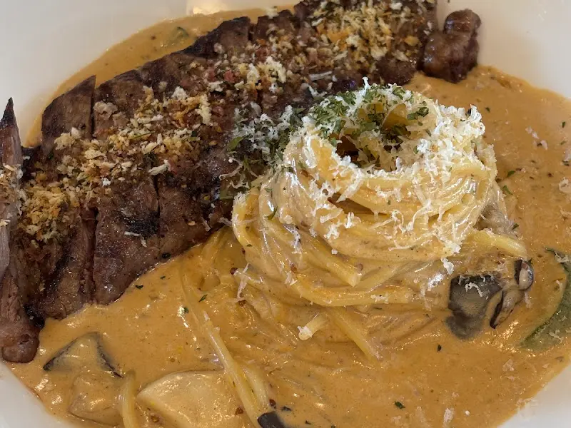 스테이크 크림 파스타의 환상적인 비주얼