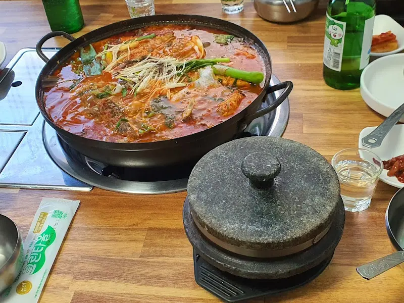 메기매운탕 한 상 차림