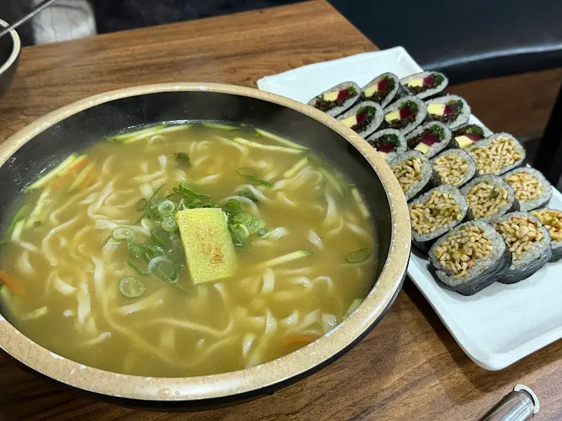 배말칼국수, 톳김밥, 꼬막비빔국수 한 상 차림