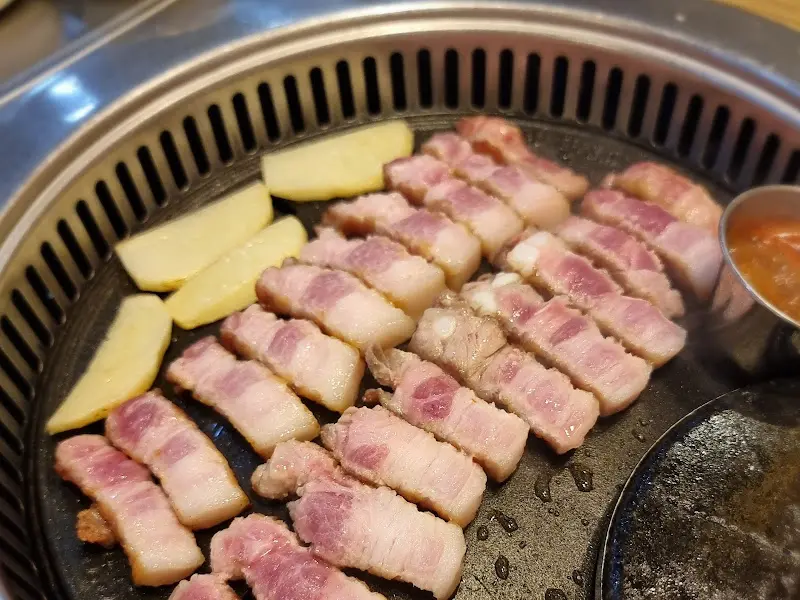 맛찬들왕소금구이 모란점의 맛있게 구워진 삼겹살